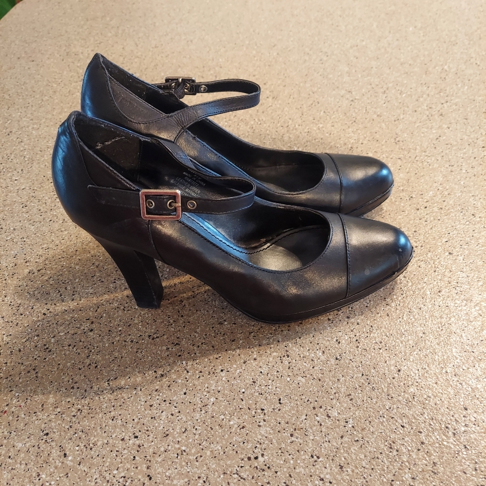 Leather Vera Wang chunky heels 8.5 black shoes
